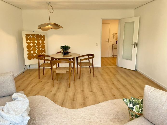 HELLE, MODERNISIERTE UND LICHTDURCHFLUTETE 3-ZIMMER-WOHNUNG MIT SÜDBALKON IN BÖBLINGEN-DAGERSHEIM – Wohn-/Esszimmer