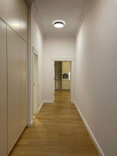 Kernsanierter Altbau mit Aufzug im 3. OG: 2 Zimmer, Designküche & Einbauschränke & Vorhänge nach Maß – Foto 3
