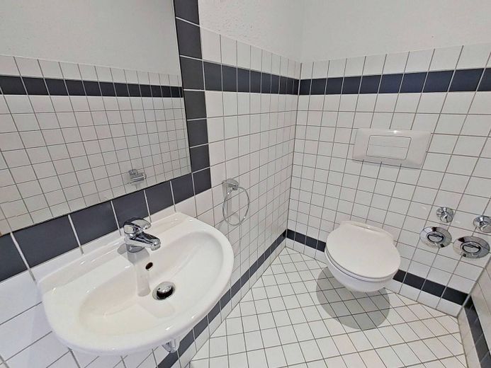 Warmes Nest, kalte Ersparnis - 1 KALTMIETE GESCHENKT: Große 3-Zimmer-Dachgeschosswohnung mit EBK und intelligentem Grundriss im historischen Breitenweg – Gäste-WC