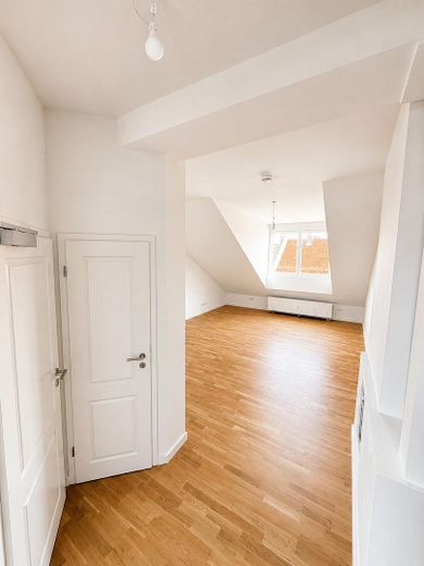 Appartamento mansardato al primo ingresso con splendida terrazza sul tetto – Wohnzimmer