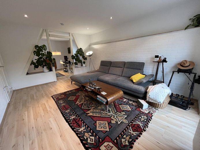 Sehr großzügige u. helle 3-Zimmer-Wohnung mit Balkon und Garten - modern renoviert mit Glasfaser – Wohnzimmer mit Balkon