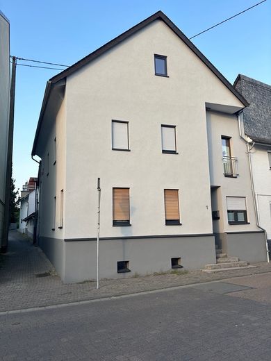 Einfamilienhaus mit Nebengebäude, Hof und Garage – Foto 2