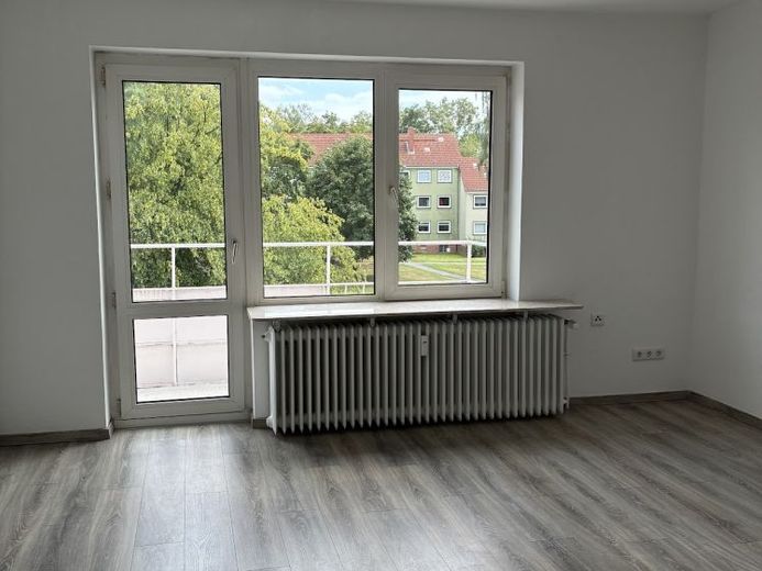 Familienhit mit Balkon und Tageslichtbad - Frisch renovierte 3-Zimmer-Wohnung – Foto 1