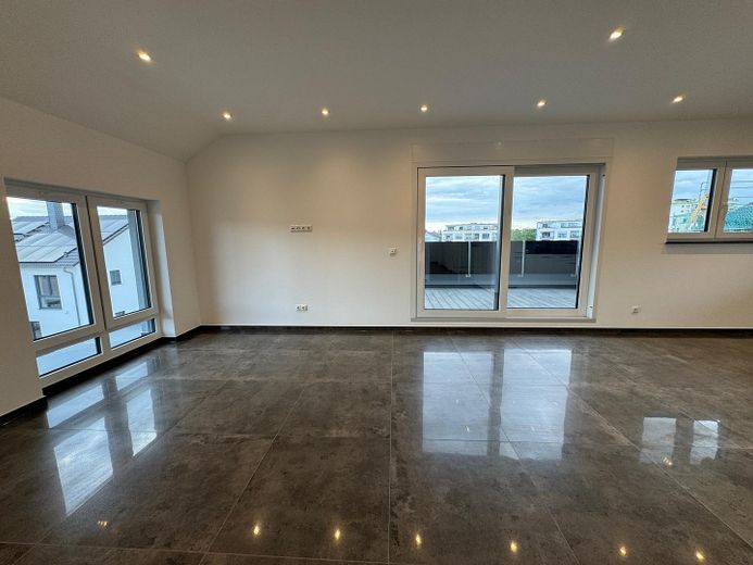 Moderne 9-Zimmer-Neubauwohnung mit ca. 235 m², zwei Küchen und zwei Balkonen in Rodenbach – फोटो 2