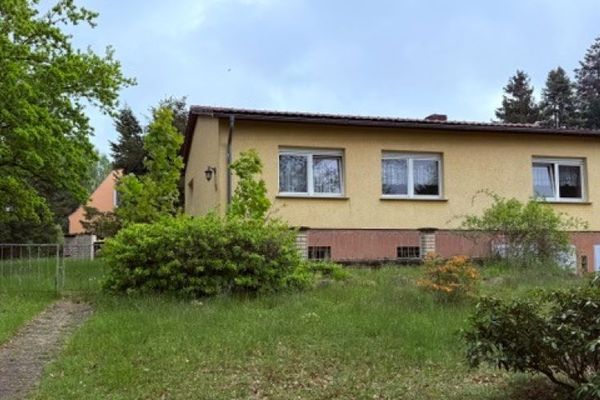 **Casa unifamiliare in stile bungalow, con cantina completamente interrata, garage sotterraneo e ampio terreno nel paese dei ceramisti**