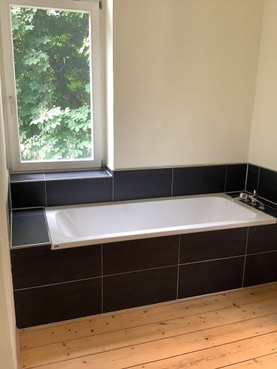 Wunderschöne großräumige 4 Raum Wohnung + Kamin & direkter Zugang zum Garten direkt am Schloßpark – Badewanne 