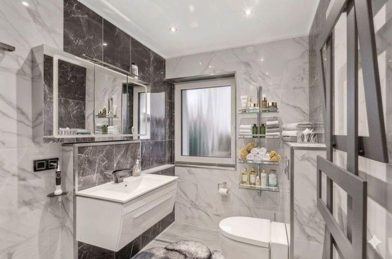 127 m² PRIVATES WOHNEN MIT EIGENEM POOL & GARTEN – 2 GARAGEN + 1.920 € KALTMIETEINNAHMEN – Hochparterre Bad