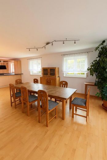 Bifamiliare moderna con potenziale di ampliamento – EG_WohnEsszimmer_1