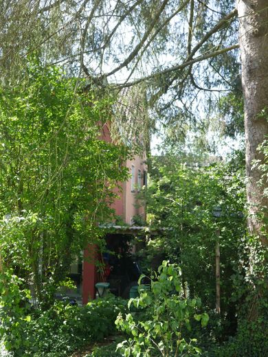 Großzügige Eigentumswohnung im 1. OG mit Studio und Garten – Naturnaher Garten