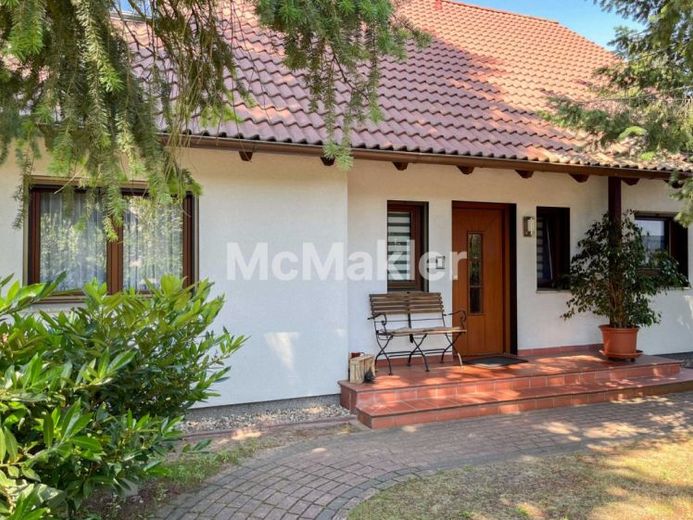 Familienglück mit großem Garten – gepflegtes Zuhause mit fünf Zimmern und sonniger Terrasse – Foto 1
