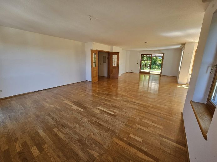 Traumwohnung m. Garten in bester Wohnlage Ende Sackgasse mit Blick in die Alpen mit PV Anlage – Wohnzimmer