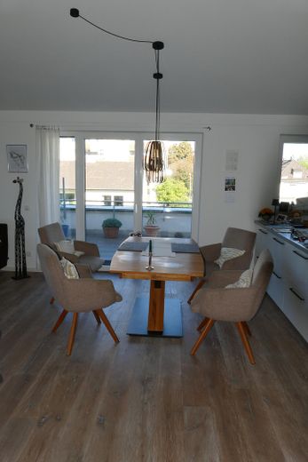 PROVISIONSFREI! Exklusives 4-Zimmer Penthouse in ruhiger Lage in Rosenheim Süd – Essbereich
