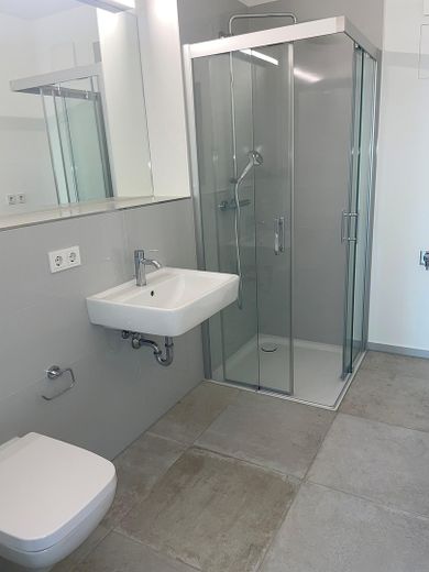 Erdgeschosswohnung mit Wasserblick – Bad 1