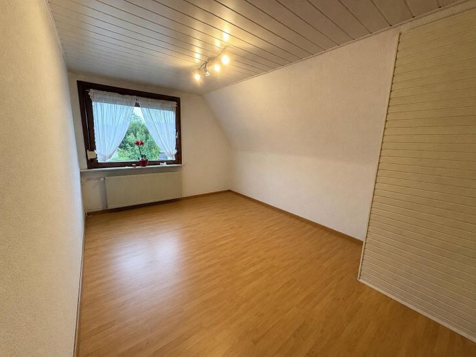Casa unifamiliare con grande terreno, molta privacy e molteplici possibilità – DG Kinderzimmer