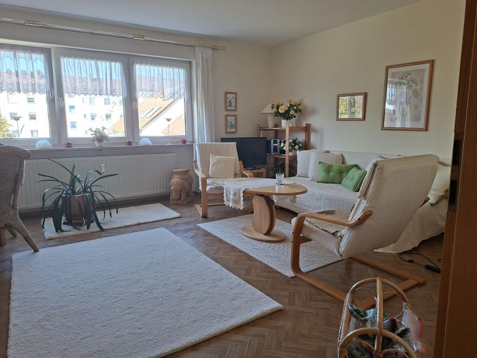Sehr gepflegte 3-Zimmer-Wohnung mit Balkon, großem Kellerraum und Garage in ruhiger Wohnlage – Wohn-/Esszimmer