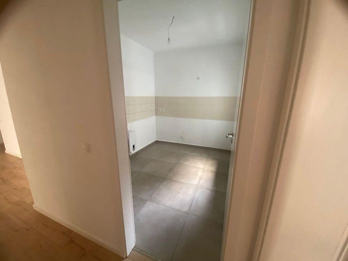 2-комнатная квартира 4 комнаты 81 м² 2,5 комнаты 65 м² городская квартира офис кабинет для практики жильё для рабочих коммерческая недвижимость инвестиция – Einheit 2 Küche