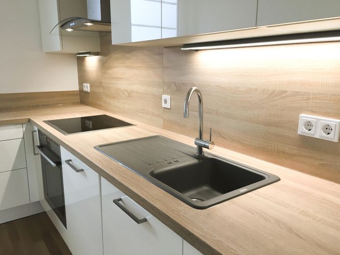 Skyline manzaralı, kapalı balkonlu, ankastre mutfaklı ve kapalı otoparklı aydınlık 2 odalı daire, Frankfurt-Riedberg – Küche