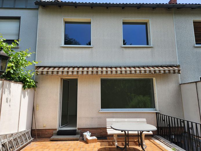 Modern saniertes Reihenhaus mit Garten in Wiesbaden-Südost – Terrasse