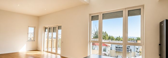 Haus im Haus großzügige 156 m² 4 Zimmer Penthousewohnung mit Aufzug, Süd Balkon, nahe Berlin – Küche mit Blick ins Wohnzimmer