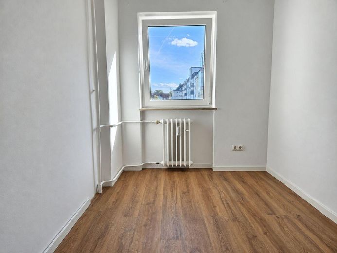 Appartamento con 3,5 locali, completamente ristrutturato, con balconi a Laim – Halbes Zimmer