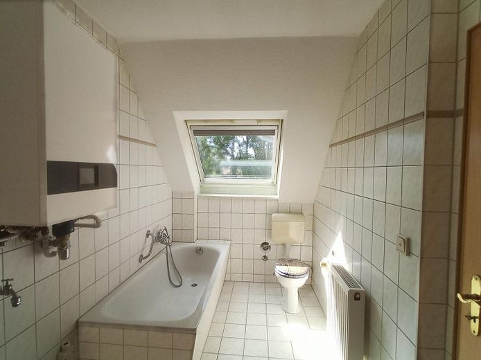 Solides MFH, Schweriner Stadtrand, als Investment o. Eigennutzung, sof. bezugsfähig, 2.505m² Grdst. – Bad 1.OG rechts a