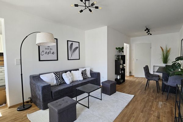 Piso compacto de 3 habitaciones: Completamente renovado|muebles empotrados de ebanistería|U3 delante de la puerta
