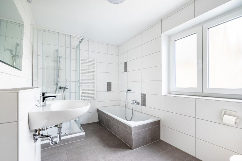 * Ampio appartamento di 3,5 locali | 94 m² | cucina componibile e balcone * – Badezimmer