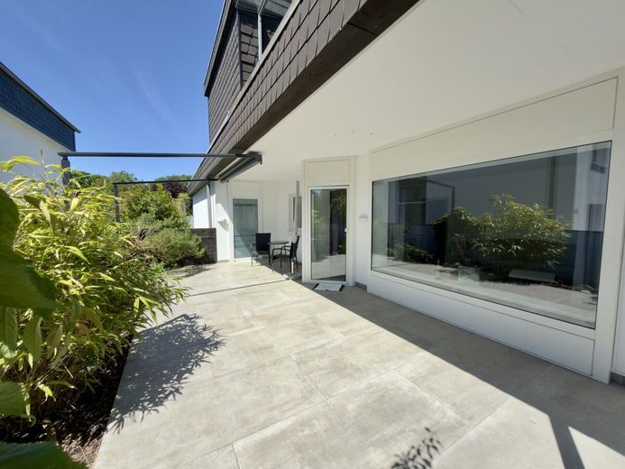 Wohnen &amp; Rendite in einer Hand · 3 - 5 Wohneinheiten · Wintergarten &amp; Traumgarten – Terrassenansicht Whg. 1