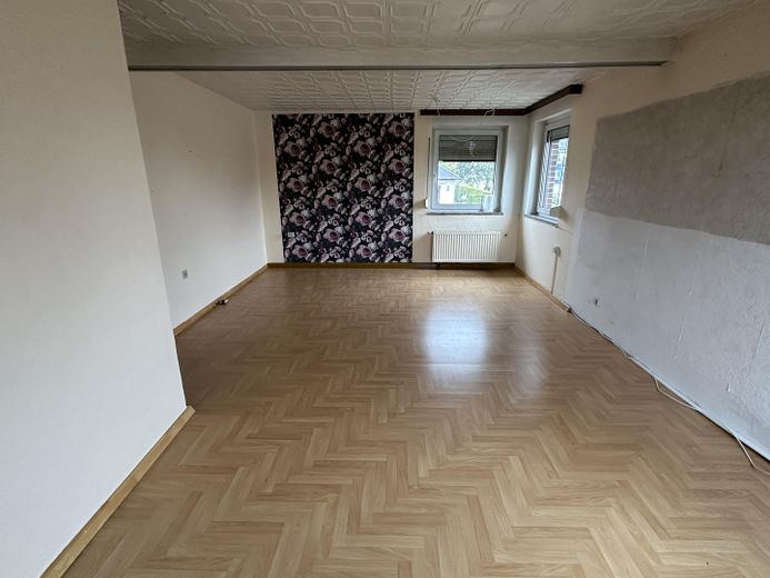 Eigenheim am SW-Stadtrand mit schönem Garten – OG Wohnzimmer, leicht verzerrt