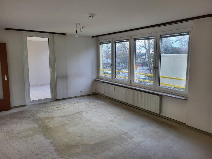 Attraktive 2,5 Zimmer Wohnung im 1.Stock mit Einzelgarage in der Tiefgarage – Wohnzimmer