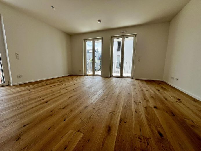 Lichtdurchflutete 4-Zimmer-Wohnung mit Südbalkon in den Wolf Höfe – Wohnzimmer 