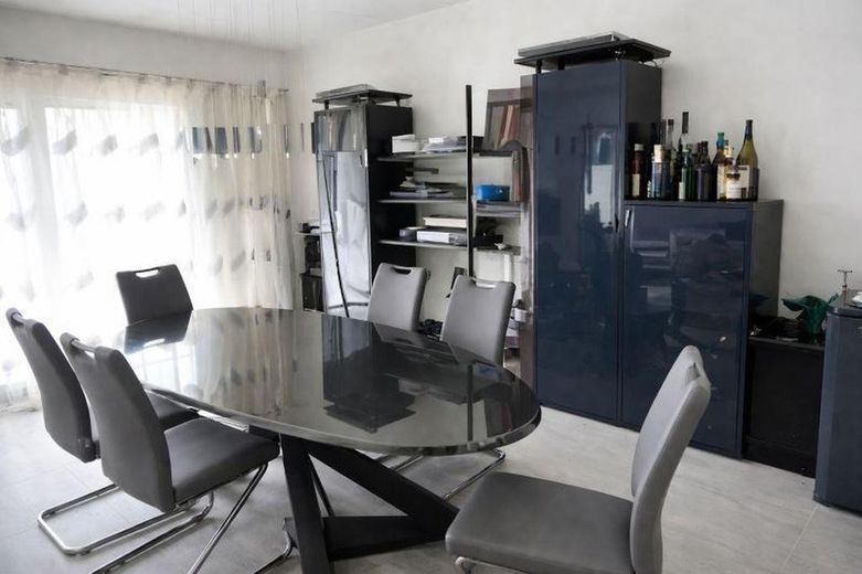 127 m² PRIVATES WOHNEN MIT EIGENEM POOL & GARTEN – 2 GARAGEN + 1.920 € KALTMIETEINNAHMEN – Hochparterre  Esszimmer
