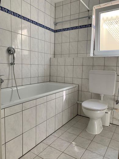 Apartamento de 1 habitación en Moselweiß con cocina y plaza de aparcamiento – Badewane / Bad