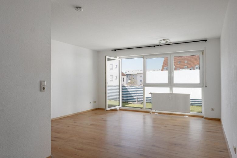 Bel appartement d’une pièce avec balcon dans un environnement calme à Laupheim – Wohn- Schlafzimmer