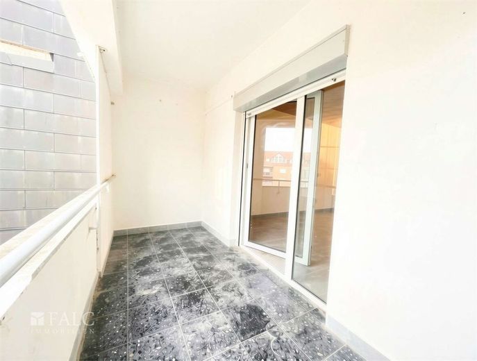 Substanz mit Ausbau- und Modernisierungspotenzial – Balkon