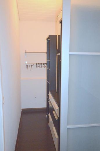 Balkonlu, şömineli aydınlık 2 odalı çatı katı dairesi, Gerlinger Schillerhöhe’de çok iyi konumda – Begehbarer Kleiderschrank