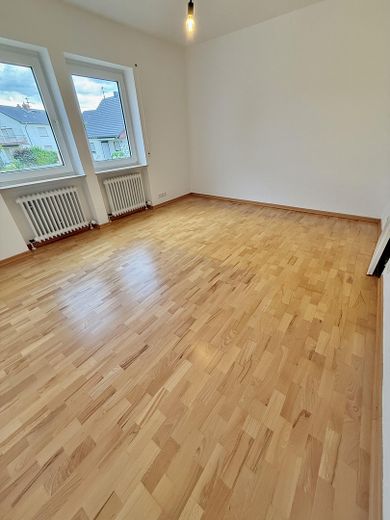Helle, frisch sanierte 3-Zimmerwohnung mit großem Balkon und Blick ins Grüne – Schlafzimmer rechts