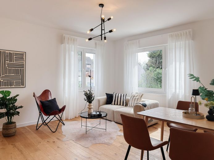 Frankfurt vor der Haustür: hochwertige 84-m²-Wohnung mit Balkon im stilvollen 3-Parteien-Haus – Wohn- und Essbereich