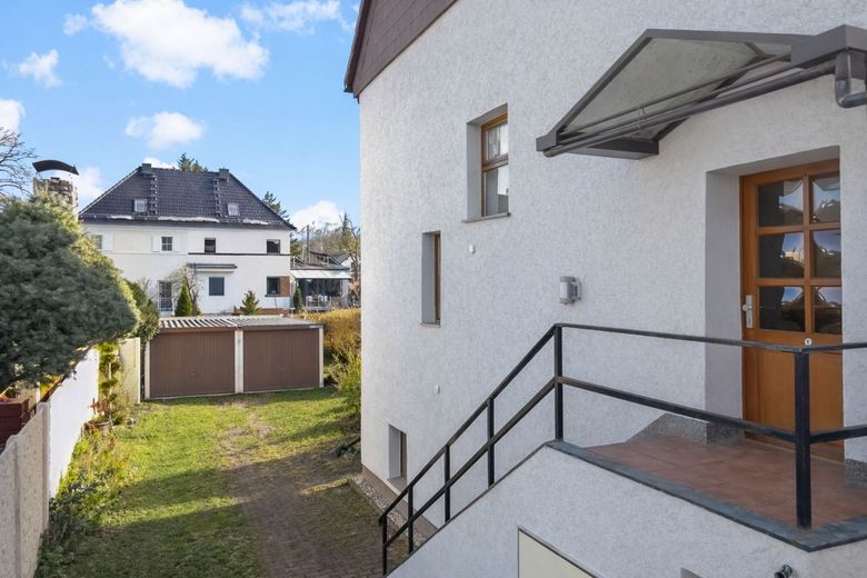 Seltene Gelegenheit in Dölau - Eigentumswohnung im Zweifamilienhaus mit eigenem Garten, Pool und Garagen – Hauseingang und -einfahrt