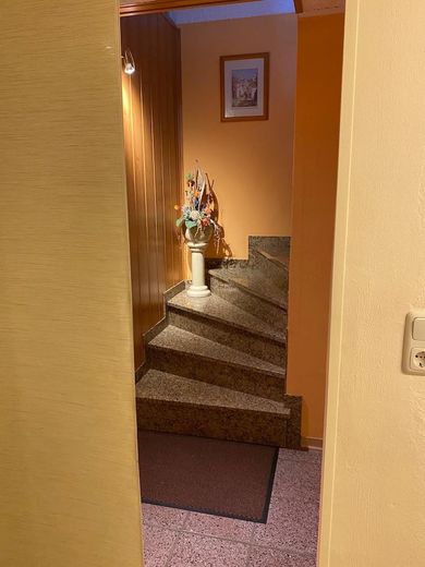 Gepflegte 4‑Zimmer‑Doppelhaushälfte | 110 m² | Vollkeller mit Nutzfläche 55 m² | Südterrasse – Kellertreppe