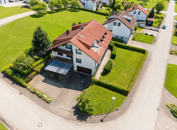 PROVISIONSFREI - Platz für die ganze Familie und mehr - großes Haus mit 2 Wohnungen, Garten &amp; Garage – Außen 1