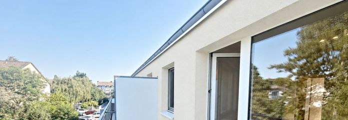 Magnifique appartement de deux pièces avec grand balcon et équipements haut de gamme, place de stationnement extérieure incluse