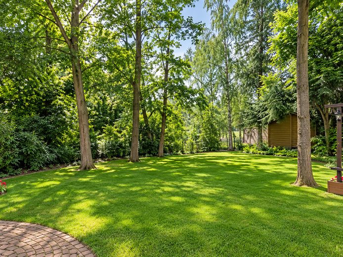 Villa Balustrada, Weiße Elster Nehri kıyısında su parseli, çatı katı dairesi, 2x banyo, granit, gömme ayna, klima – Gemeinschaftsgarten