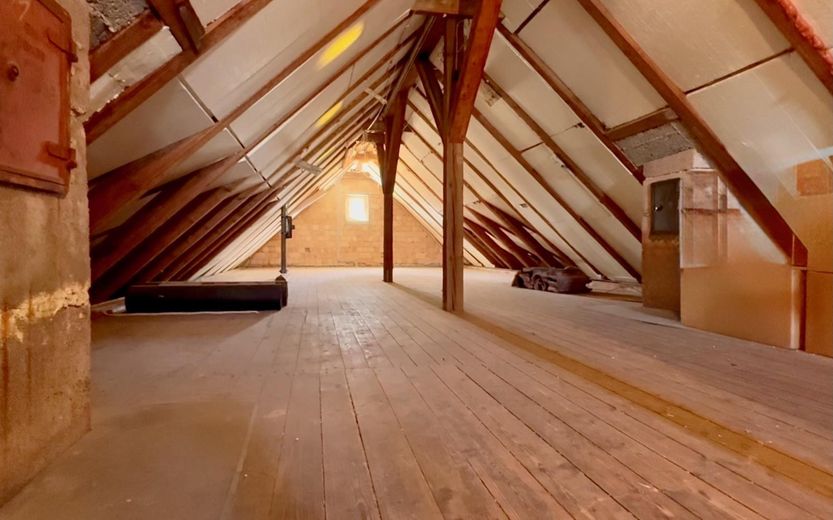 Zweifamilienhaus in exklusiver Waldrandlage – Spitzdachboden