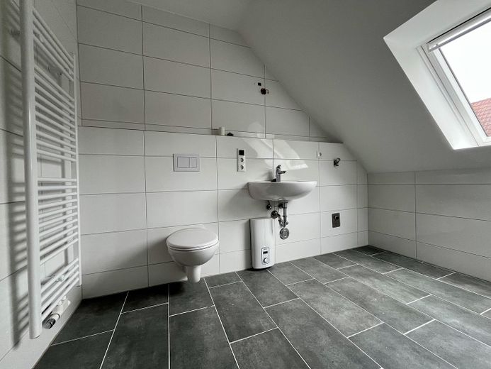 Charmante 4-Zimmer-Maisonette mit Kamin & Einbauküche in Seevetal-Ohlendorf – Badezimmer