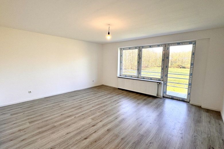 Stilvolles Einfamilienhaus mit hochwertiger Teilsanierung und großzügiger Garage – Bild 6