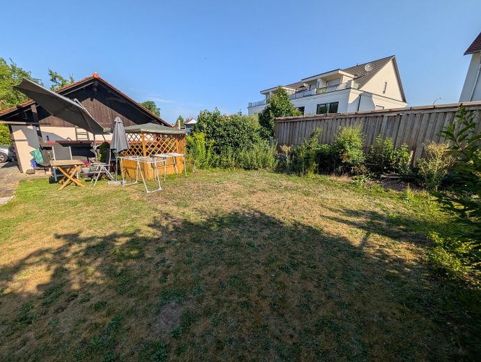 Casa bifamiliare centrale, ampio giardino consolidato, garage doppio, impianto fotovoltaico, senza provvigione – Außenanlage
