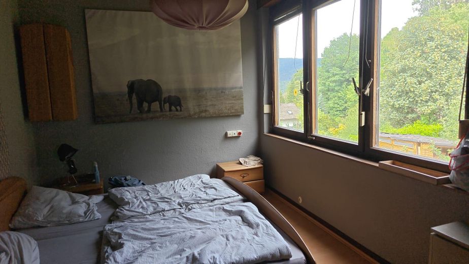 Wohnhaus mit Gartenhaus und Panoramaaussicht in Gernsbach – Schlafzimmer