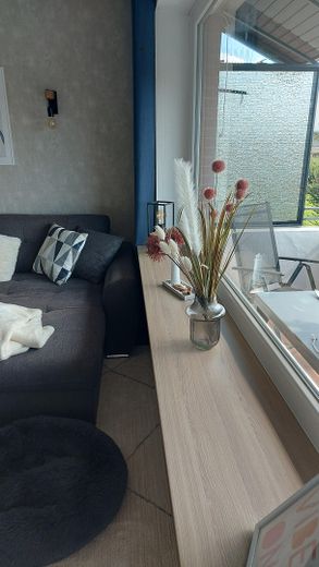Helle Wohnung mit Balkon direkt am Deich - 2,5 Zimmer, 61qm – Wohnzimmer
