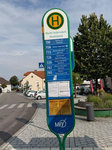 Urokliwe lokale handlowe w bezpośrednio najlepszej lokalizacji przy rynku (40 lub 80 m²) – Bushaltestelle vor der Tür